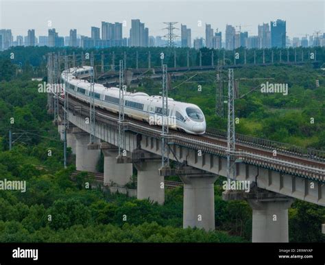 合肥南到肥東要多久?肥東市位處安徽省東北部，是合肥都市圈的重要組成部分，距離合肥南站約30公里，乘車時間大約在30分鐘至1小時之內。這條直達路線的便捷性，使得合肥與肥東之間的聯繫更加緊密，也成為了兩地居民日常出行的首選。